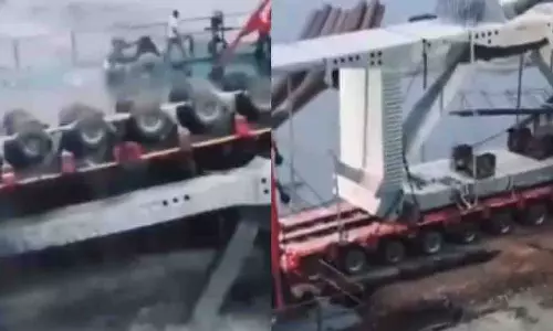 Prayagraj: गंगा नदी में विशाल गर्डर गिरने से मजदूर बाल-बाल बचे Prayagraj: गंगा नदी में विशाल गर्डर गिरने से मजदूर बाल-बाल बचे