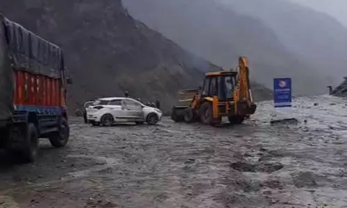 शिंकू ला, बारालाचा ला में बर्फबारी, Mandi, कुल्लू में भारी बारिश से जनजीवन अस्त व्यस्त शिंकू ला, बारालाचा ला में बर्फबारी, Mandi, कुल्लू में भारी बारिश से जनजीवन अस्त व्यस्त
