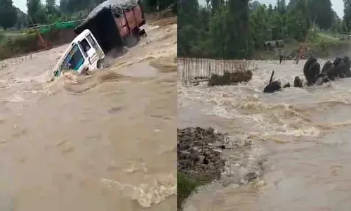 Sundargarh: बाढ़ के पानी में कोयला लदा ट्रेलर ट्रक बह गया, चालक लापता