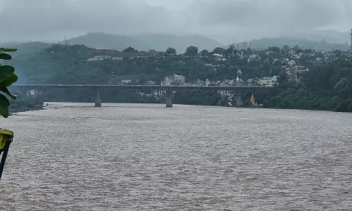 Jammu: तवी नदी की उफान से ब्रिज के किनारे हुए क्षतिग्रस्त Jammu: तवी नदी की उफान से ब्रिज के किनारे हुए क्षतिग्रस्त