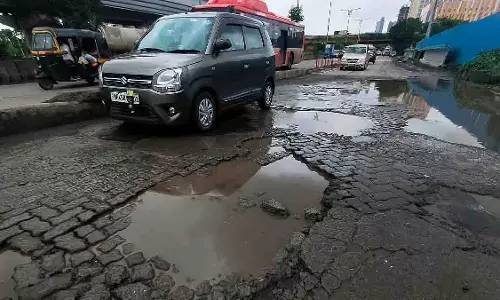 Navi Mumbai: हवाई अड्डे से पहले उल्वे-बेलापुर रोड की बदहाल हालत