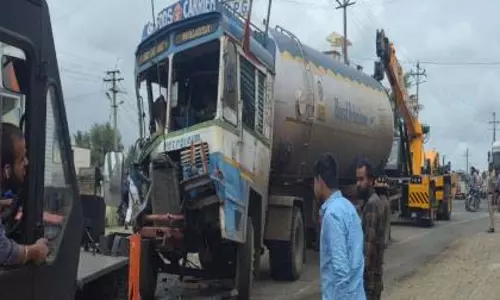 Overtaking दुर्घटना: सीमेंट ट्रक और गैस टैंकर में टक्कर, कई जानें बचीं Overtaking दुर्घटना: सीमेंट ट्रक और गैस टैंकर में टक्कर, कई जानें बचीं