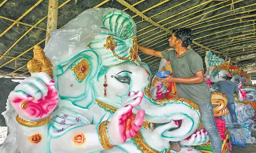 Andhra  प्रदेश में विनायक चतुर्थी मनाने के लिए युवा तैयार