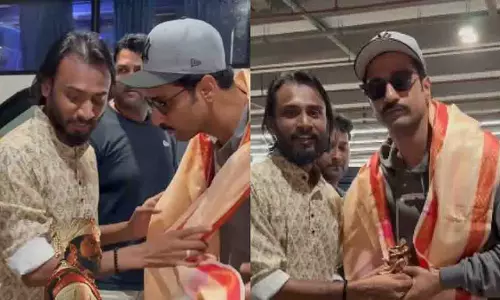 Vicky Kaushal: संभाजी महाराज के समक्ष दिल से सम्मान Vicky Kaushal: संभाजी महाराज के समक्ष दिल से सम्मान