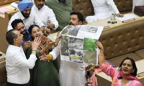 भ्रष्टाचार के आरोपों से घिरे MC ने हंगामेदार बैठक की तैयारी की भ्रष्टाचार के आरोपों से घिरे MC ने हंगामेदार बैठक की तैयारी की