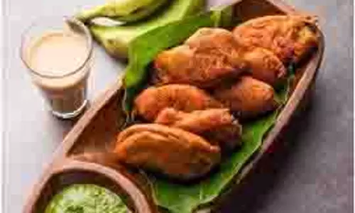 आलू-प्याज छोड़ें, इस बारिश केले के पकौड़े बनाएं आलू-प्याज छोड़ें, इस बारिश केले के पकौड़े बनाएं