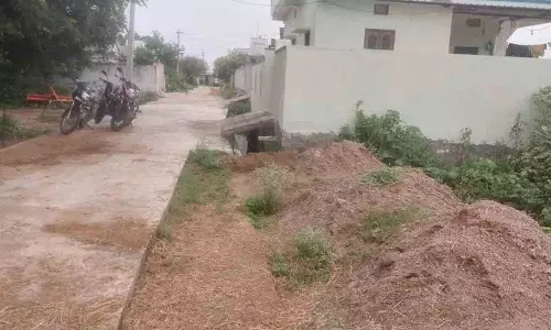 जल निकासी नहर में मिट्टी के ढेर.. अधिकारी मामले की जांच कर रहे हैं..! जल निकासी नहर में मिट्टी के ढेर.. अधिकारी मामले की जांच कर रहे हैं..!