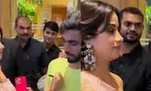 Janhvi Kapoor ने फैन की टी-शर्ट को बनाई खास स्मारिका