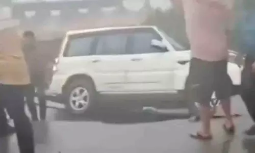 Jammu: तवी नदी पर पुल ढहने से अफरा-तफरी, वाहन फंसे Jammu: तवी नदी पर पुल ढहने से अफरा-तफरी, वाहन फंसे