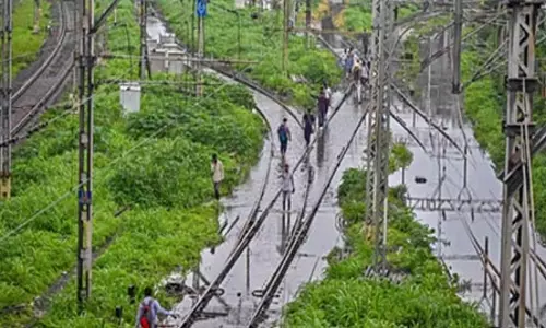 चक्की नदी में भूस्खलन और मूसलाधार बारिश के कारण रेल और सड़क यातायात प्रभावित, स्कूल बंद