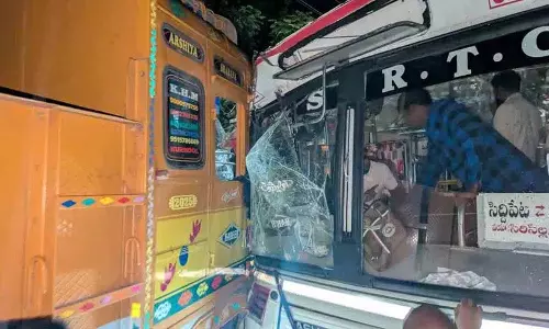 RTC bus और लॉरी में टक्कर.. यात्री गंभीर रूप से घायल..!