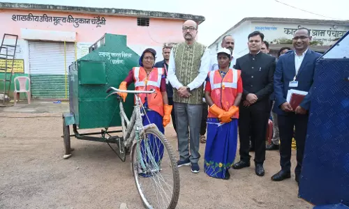 राज्यपाल रमेन डेका ने स्वच्छ भारत अभियान के तहत स्व-सहायता समूहों को गार्बेज रिक्शा प्रदान किया राज्यपाल रमेन डेका ने स्वच्छ भारत अभियान के तहत स्व-सहायता समूहों को गार्बेज रिक्शा प्रदान किया