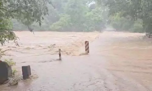 झीरम नाले में कार बहने से दंपत्ति और दो बच्चियां लापता झीरम नाले में कार बहने से दंपत्ति और दो बच्चियां लापता