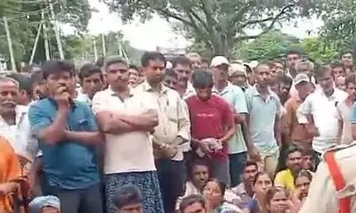 कोठागुड़ेम और महबूबाबाद में किसान आंदोलन: यूरिया की कमी के खिलाफ रस्ता रोको प्रदर्शन