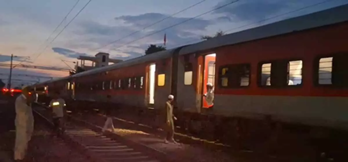 ट्रेन में आग की सूचना से हड़कंप, डस्टबिन में सिगरेट फेंकने पर हुई घटना ट्रेन में आग की सूचना से हड़कंप, डस्टबिन में सिगरेट फेंकने पर हुई घटना