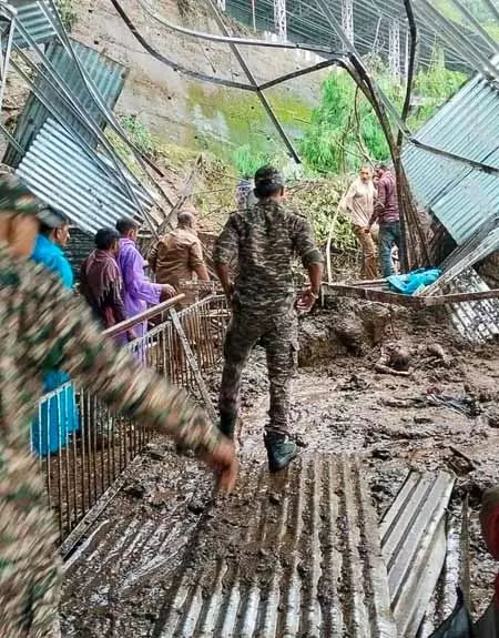 जम्मू-कश्मीर में सभी प्रमुख मार्ग बंद जम्मू-कश्मीर में सभी प्रमुख मार्ग बंद