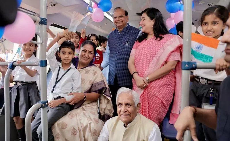 प्रदूषण रोकथाम: Delhi में 24 इलेक्ट्रिक स्कूल बसें रवाना प्रदूषण रोकथाम: Delhi में 24 इलेक्ट्रिक स्कूल बसें रवाना