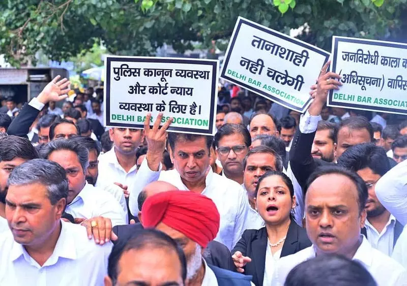 कांग्रेस नेता ने ‘काले कानून’ की निंदा की, तीस हजारी पर प्रदर्शनकारी वकीलों में शामिल हुए कांग्रेस नेता ने ‘काले कानून’ की निंदा की, तीस हजारी पर प्रदर्शनकारी वकीलों में शामिल हुए