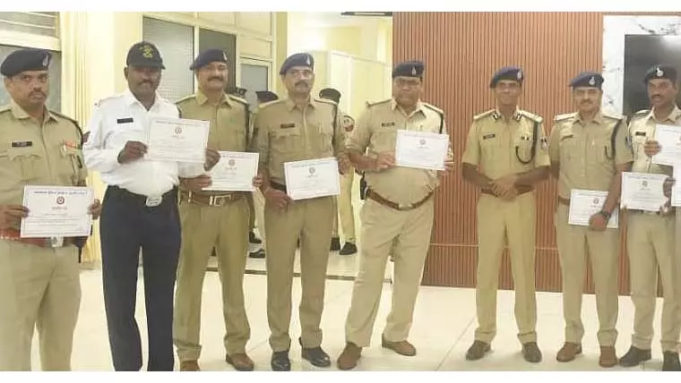 1 करोड़ की ब्राउन शुगर के साथ महिला को गिरफ्तार करने वाले 21 पुलिसकर्मियों को सम्मानित किया गया 1 करोड़ की ब्राउन शुगर के साथ महिला को गिरफ्तार करने वाले 21 पुलिसकर्मियों को सम्मानित किया गया