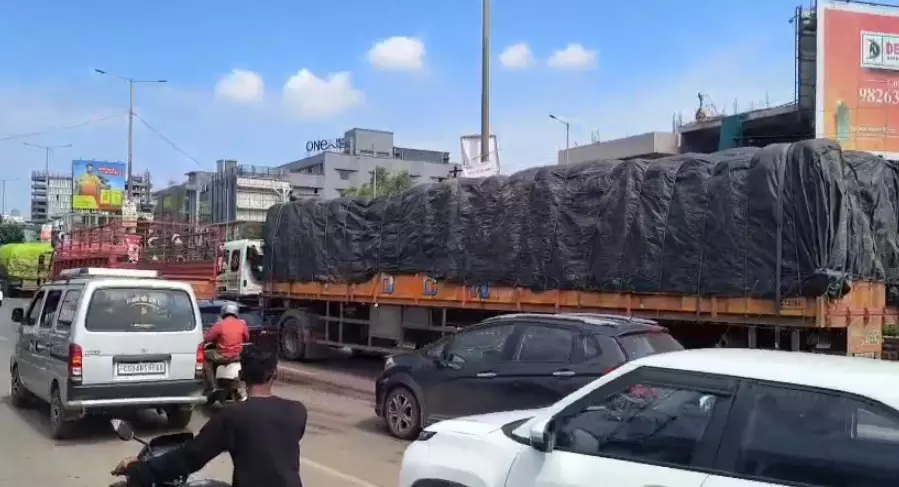 तेलीबांधा चौक में बड़ा हादसा, ट्रेलर में घुसी बाइक तेलीबांधा चौक में बड़ा हादसा, ट्रेलर में घुसी बाइक
