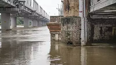 यमुना नदी खतरे के निशान को पार कर गई, Delhi में बाढ़ की चेतावनी जारी यमुना नदी खतरे के निशान को पार कर गई, Delhi में बाढ़ की चेतावनी जारी