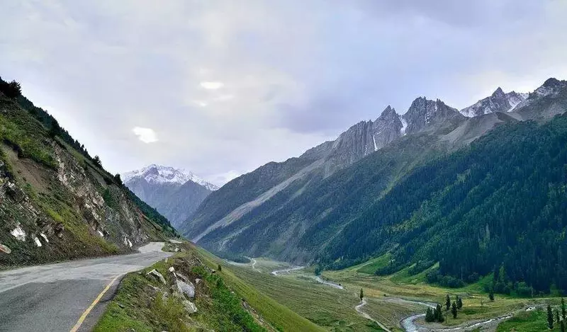 ज़ोजिला में भूस्खलन के कारण श्रीनगर-लद्दाख राजमार्ग बंद ज़ोजिला में भूस्खलन के कारण श्रीनगर-लद्दाख राजमार्ग बंद