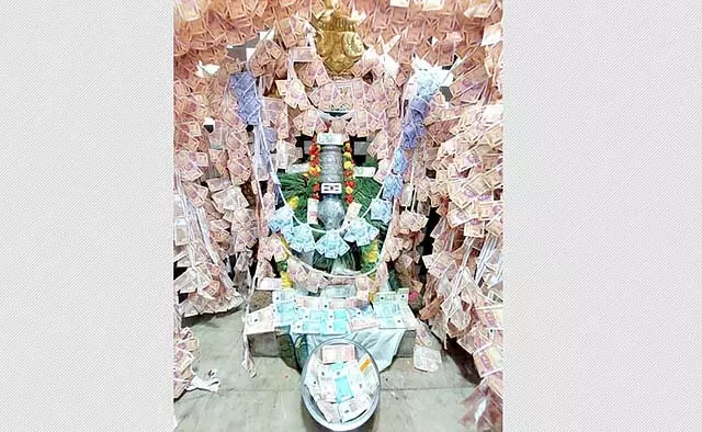 Tamil Nadu : एलेला सिन्हा विनायककर को 15 लाख के नोटों से सजाया गया Tamil Nadu : एलेला सिन्हा विनायककर को 15 लाख के नोटों से सजाया गया
