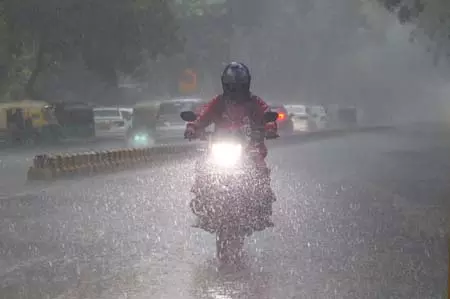 एनसीआर में सुबह-सुबह छाई धुंध, अगस्त में हुआ दिसंबर के महीने का अहसास एनसीआर में सुबह-सुबह छाई धुंध, अगस्त में हुआ दिसंबर के महीने का अहसास