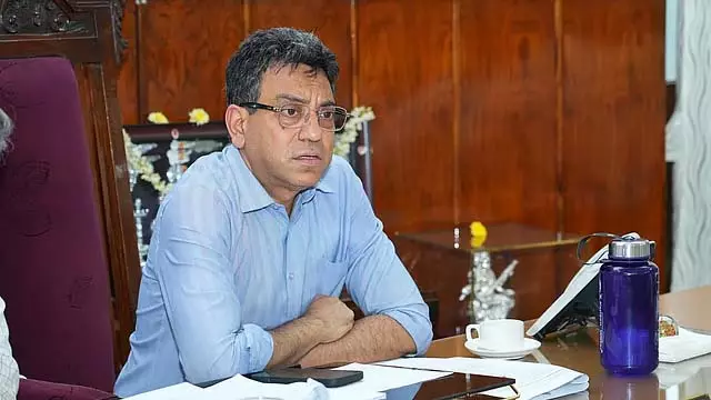 क्षतिग्रस्त सड़कों की मरम्मत के लिए समय सीमा तय करें; तुषार गिरिनाथ ने अधिकारियों को निर्देश दिए क्षतिग्रस्त सड़कों की मरम्मत के लिए समय सीमा तय करें; तुषार गिरिनाथ ने अधिकारियों को निर्देश दिए