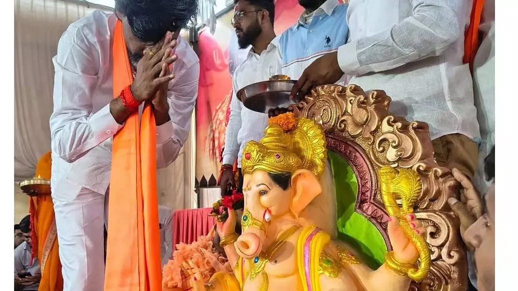 मराठा आरक्षण कार्यकर्ता गणपति बप्पा का आशीर्वाद लेने हजारों समर्थकों के साथ मुंबई रवाना मराठा आरक्षण कार्यकर्ता गणपति बप्पा का आशीर्वाद लेने हजारों समर्थकों के साथ मुंबई रवाना