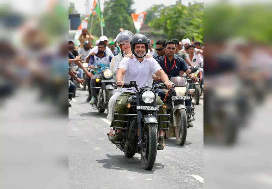 राहुल गांधी ने वोटर अधिकार यात्रा में फिर चलाई बुलेट, पीछे बैठीं प्रियंका गांधी वाड्रा राहुल गांधी ने वोटर अधिकार यात्रा में फिर चलाई बुलेट, पीछे बैठीं प्रियंका गांधी वाड्रा
