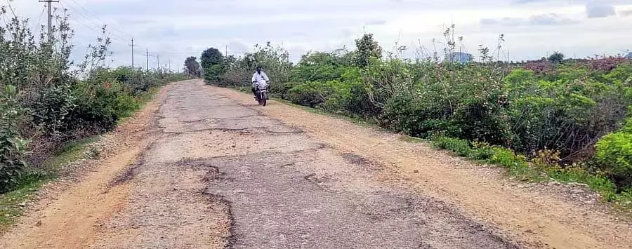 पावागढ़ क्षतिग्रस्त सड़क; लोग संकट में पावागढ़ क्षतिग्रस्त सड़क; लोग संकट में