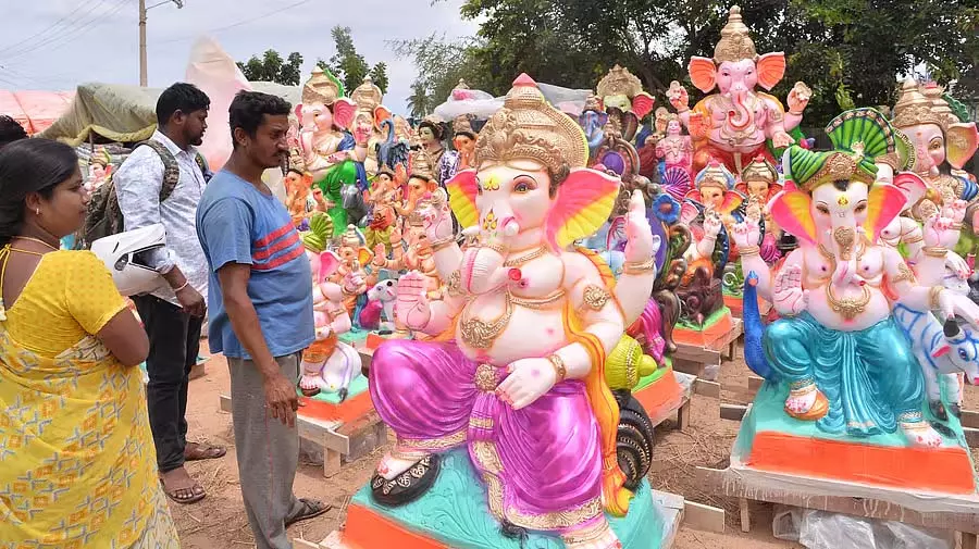 Kolar : गणेश जी के स्वागत के लिए सड़कों पर तैयारियां चल रही हैं Kolar : गणेश जी के स्वागत के लिए सड़कों पर तैयारियां चल रही हैं