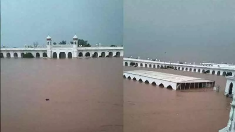 Ravi river में आई बाढ़ से भारत-पाकिस्तान सीमा पर स्थित करतारपुर साहिब गुरुद्वारा का आधा हिस्सा डूबा Ravi river में आई बाढ़ से भारत-पाकिस्तान सीमा पर स्थित करतारपुर साहिब गुरुद्वारा का आधा हिस्सा डूबा