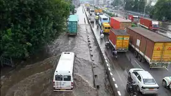 Gurugram: फिर बारिश, प्रमुख सड़कें डूबीं, यातायात ठप Gurugram: फिर बारिश, प्रमुख सड़कें डूबीं, यातायात ठप