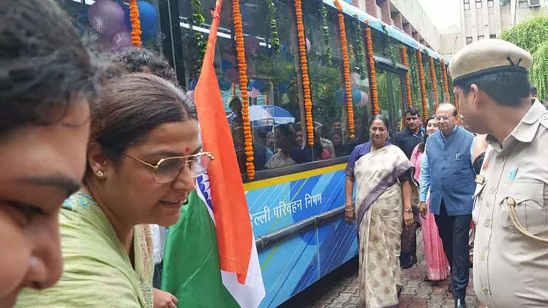 Delhi में पहली बार: सरदार पटेल विद्यालय ने अपनी पूरी बस बेड़े को इलेक्ट्रिक में बदला Delhi में पहली बार: सरदार पटेल विद्यालय ने अपनी पूरी बस बेड़े को इलेक्ट्रिक में बदला