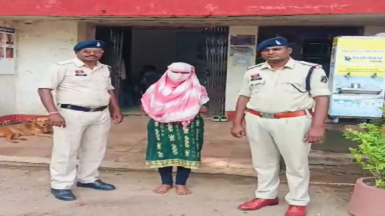 महिला गिरफ्तार, बैंक खाते में अवैध ट्रांजैक्शन का खुलासा महिला गिरफ्तार, बैंक खाते में अवैध ट्रांजैक्शन का खुलासा