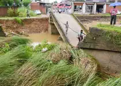 Jammu: बाढ़ की स्थिति गंभीर, बादल फटने से भारी जनहानि Jammu: बाढ़ की स्थिति गंभीर, बादल फटने से भारी जनहानि