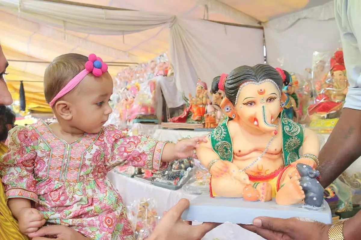 Ganesh Chaturthi 2025: भोपाल में भक्तों ने प्रेम, ढोल और भक्ति के साथ किया बप्पा का स्वागत Ganesh Chaturthi 2025: भोपाल में भक्तों ने प्रेम, ढोल और भक्ति के साथ किया बप्पा का स्वागत