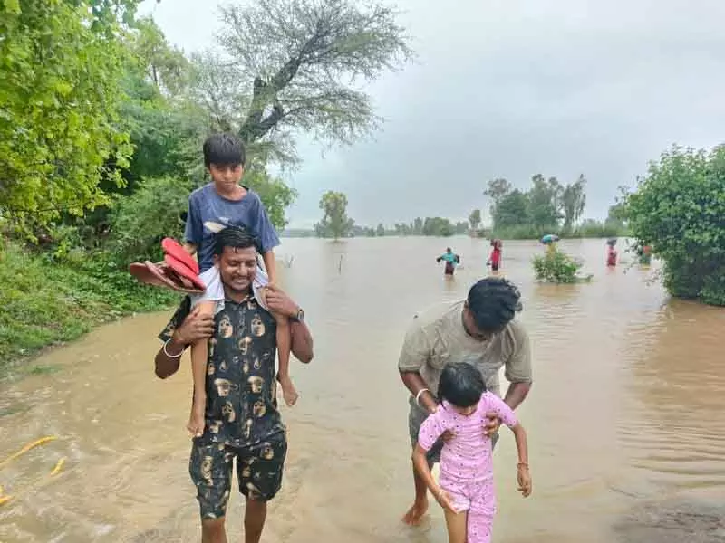 Sutlej river के फिरोजपुर गांवों में जलभराव के बाद सेना से मदद मांगी गई Sutlej river के फिरोजपुर गांवों में जलभराव के बाद सेना से मदद मांगी गई