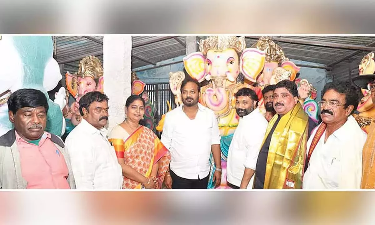 Andhra: विनायक की मूर्तियाँ वितरित की गईं Andhra: विनायक की मूर्तियाँ वितरित की गईं