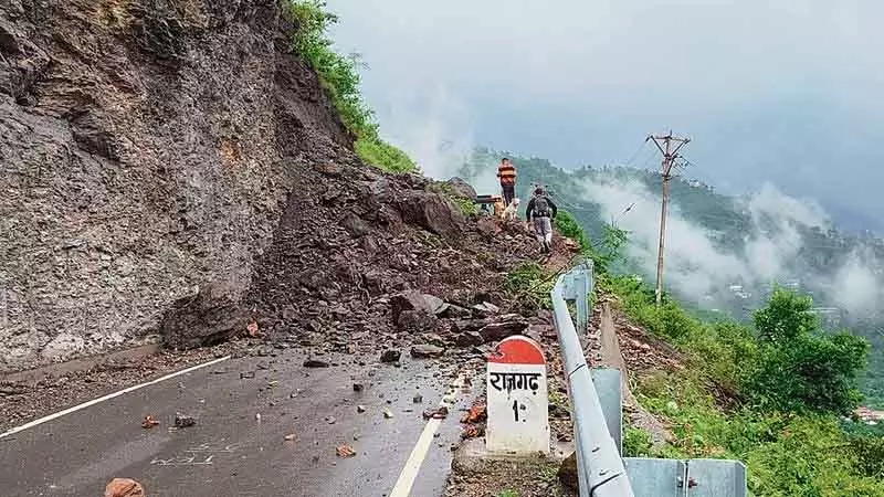Sirmaur में भारी बारिश, 41 सड़कें अवरुद्ध Sirmaur में भारी बारिश, 41 सड़कें अवरुद्ध