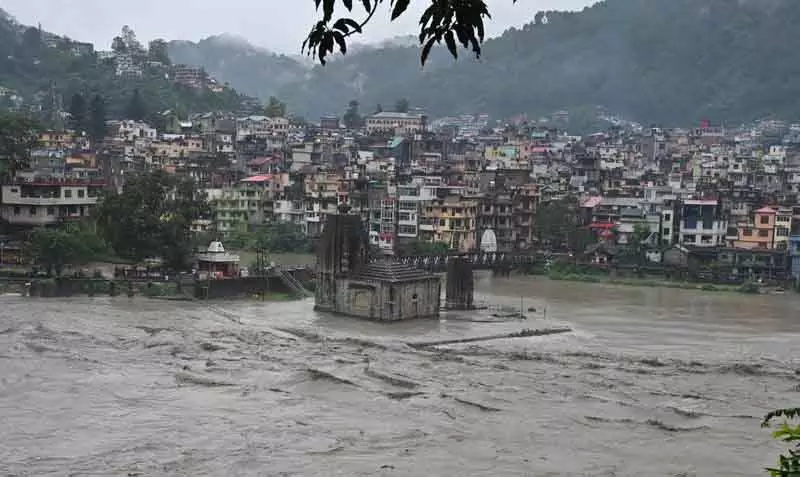 Mandi में यातायात ठप, 333 सड़कें अवरुद्ध, 2,000 वाहन फंसे Mandi में यातायात ठप, 333 सड़कें अवरुद्ध, 2,000 वाहन फंसे