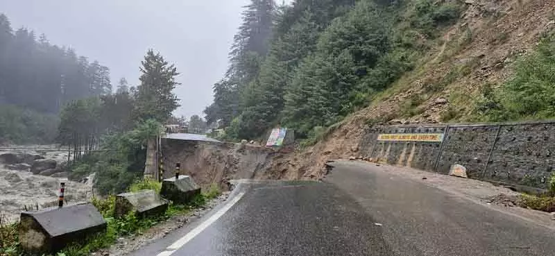 Manali राजमार्ग पर भूस्खलन के कारण लोगों को निकाला गया, सड़कें और पुल क्षतिग्रस्त Manali राजमार्ग पर भूस्खलन के कारण लोगों को निकाला गया, सड़कें और पुल क्षतिग्रस्त