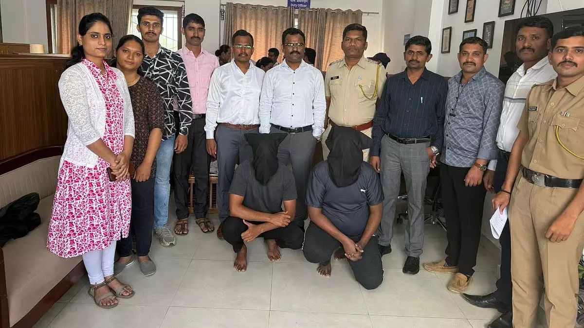 साइबर पुलिस ने व्यक्ति से 70 लाख की ठगी करने के आरोप में ओडिशा से दो जालसाजों को पकड़ा साइबर पुलिस ने व्यक्ति से 70 लाख की ठगी करने के आरोप में ओडिशा से दो जालसाजों को पकड़ा