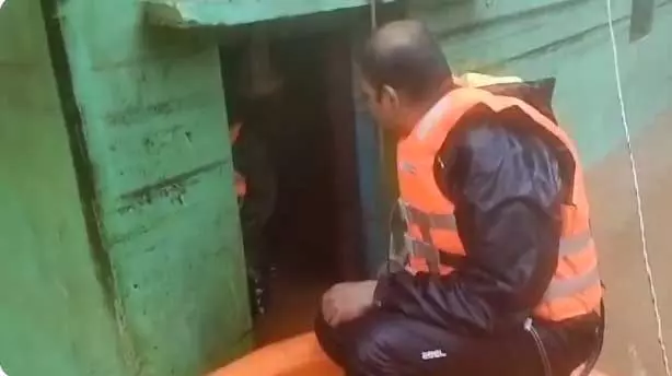 जवानों ने अपने समर्पण से बस्तरवासियों का दिल जीता, बाढ़ पीड़ितों की जान बचाई जवानों ने अपने समर्पण से बस्तरवासियों का दिल जीता, बाढ़ पीड़ितों की जान बचाई