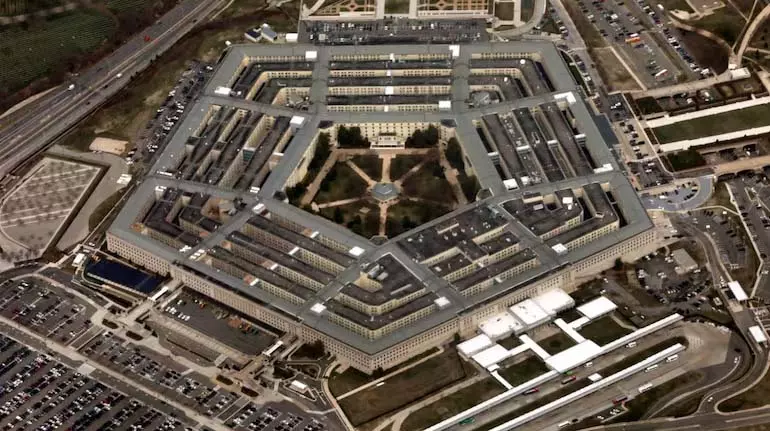 Pentagon की DOGE इकाई कटौती के लिए 400,000 अनुबंधों की जांच करेगी Pentagon की DOGE इकाई कटौती के लिए 400,000 अनुबंधों की जांच करेगी