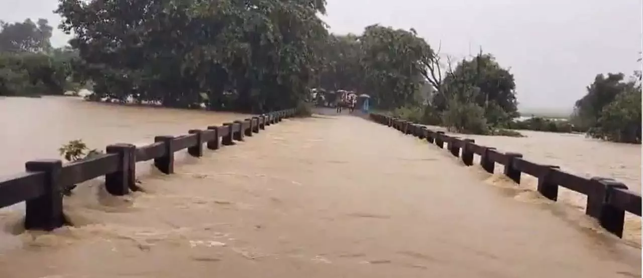 मूसलाधार बारिश के बाद गांव जलमग्न; बोइपारीगुडा में मौसम की सबसे अधिक 306 मिमी बारिश दर्ज की गई मूसलाधार बारिश के बाद गांव जलमग्न; बोइपारीगुडा में मौसम की सबसे अधिक 306 मिमी बारिश दर्ज की गई