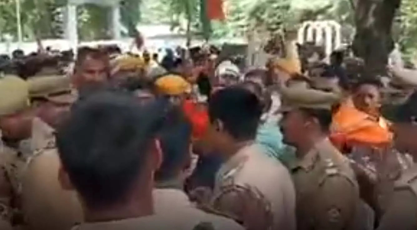 भाजपा नेता की गिरफ्तारी के बाद बवाल, VIDEO भाजपा नेता की गिरफ्तारी के बाद बवाल, VIDEO