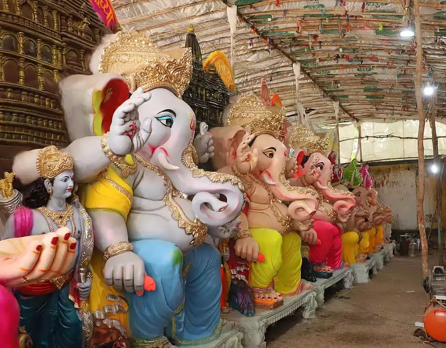 Raichur जिला घर पर गणेश के स्वागत के लिए तैयार Raichur जिला घर पर गणेश के स्वागत के लिए तैयार